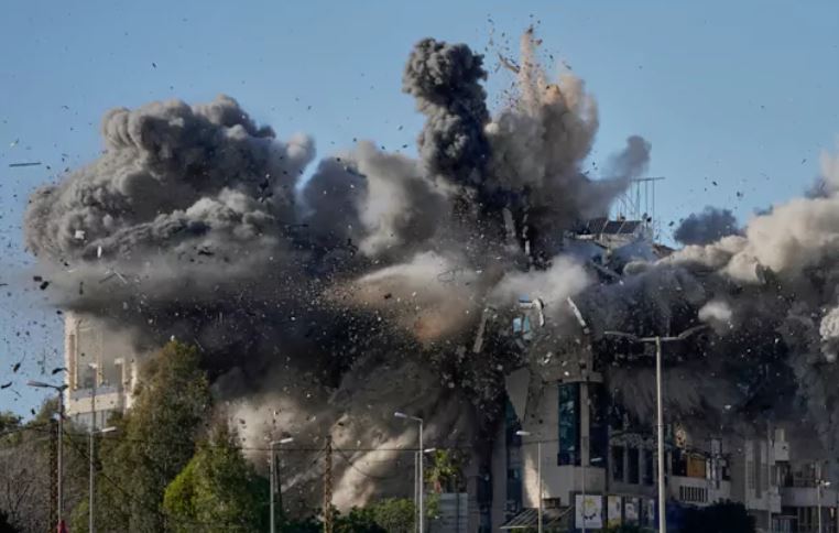 ఇరాన్ అణు స్థావరాలపై అమెరికా భీకర దాడులు