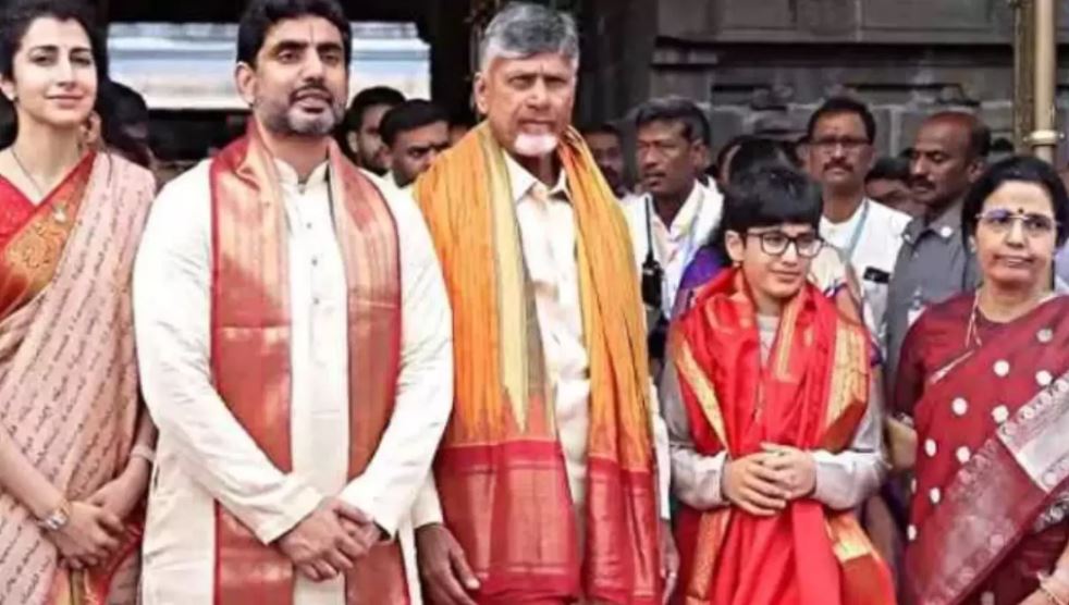 కుటుంబ సమేతంగా శ్రీవారిని దర్శించుకున్న సీఎం చంద్రబాబు