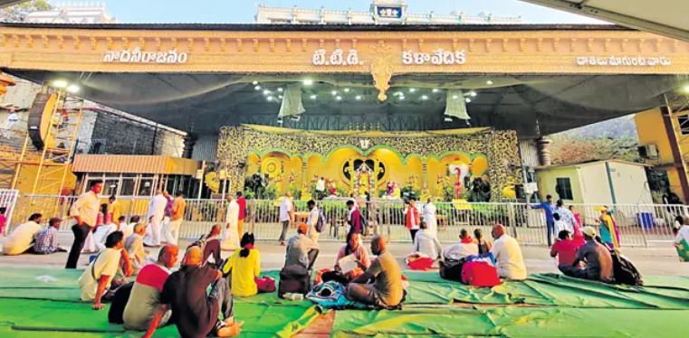 నాద నీరాజనంలో ఈ దోపిడీ ఏంటి గోవిందా?