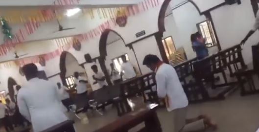 తప్పదు.. ఓట్లు కావాలంటే మోకాళ్ళపై నడవాల్సిందే..