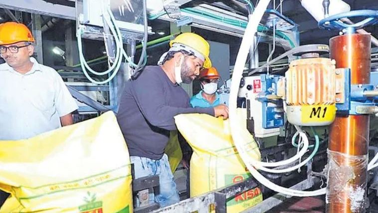 తెలంగాణను వెంటాడుతోన్న యూరియా కొరత భయం