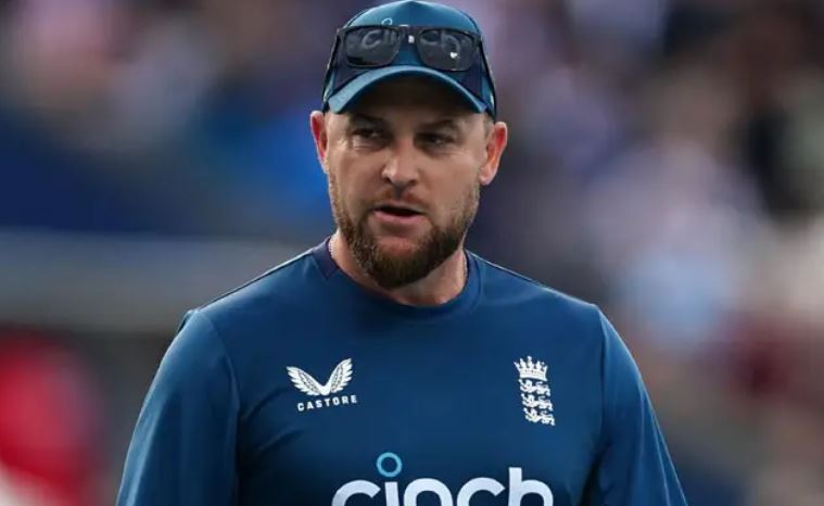 డ్రస్సింగ్ రూమ్‌లో లిక్కర్: ఇంగ్లండ్ క్రికెట్ కోచ్‌పై ఆరోపణలు..