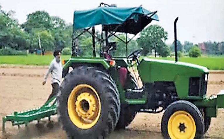 డ్రైవర్ లేకుండానే ట్రాక్టర్ పరుగులు..