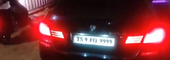 కారు ఒకటే.. నెంబర్ ప్లేట్లు రెండు.. షాకైన పోలీసులు ( వీడియో)