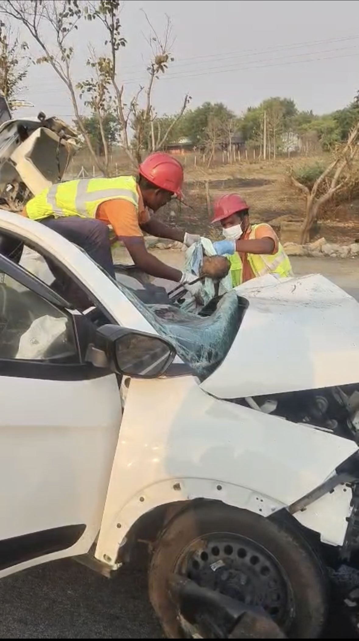 ఆగిఉన్న లారీని ఢీకొట్టిన కారు.. తల్లి, చిన్నారి మృతి