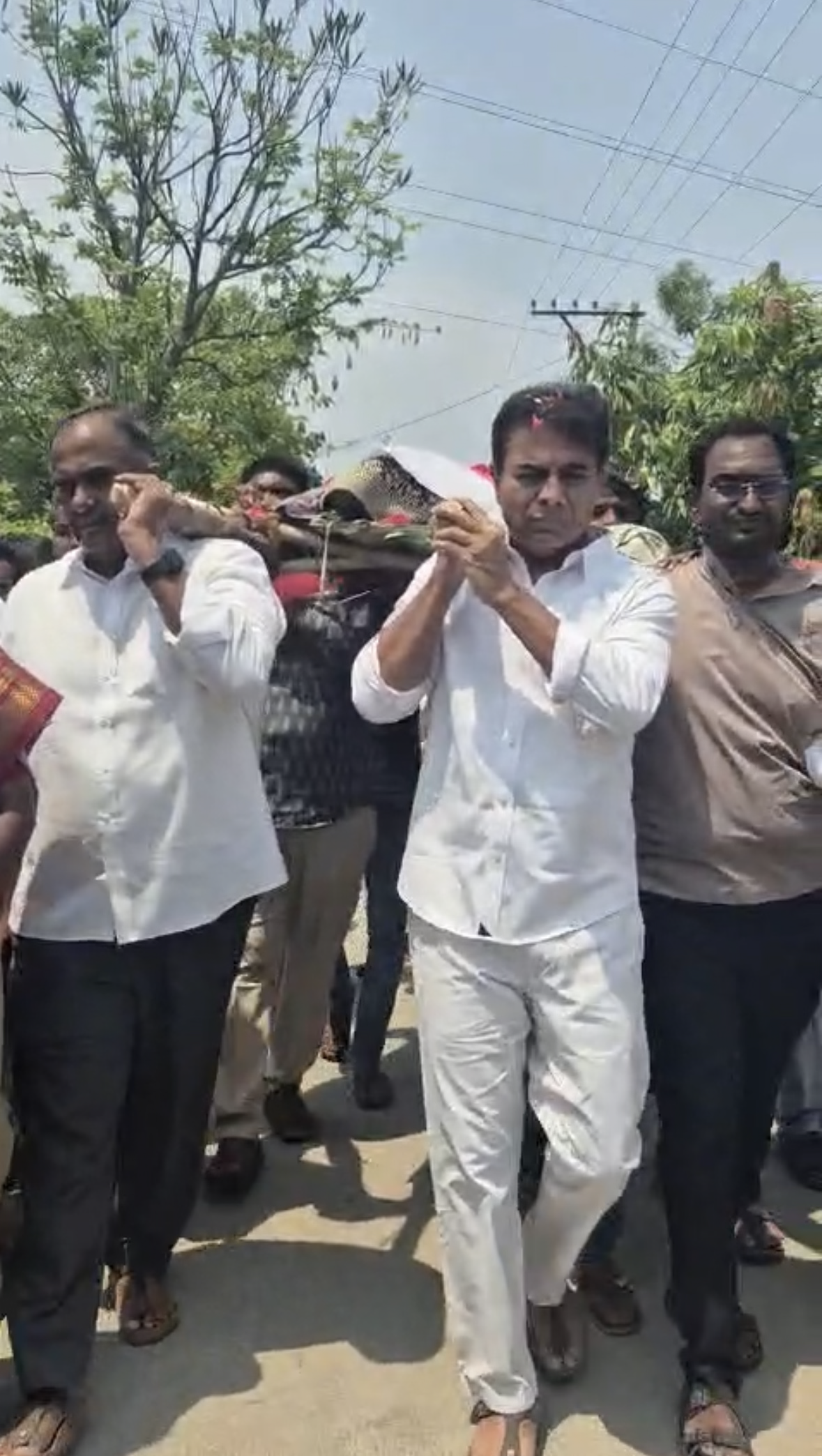 పాడే మోసిన కేటీఆర్.. సత్తెమ్మకు నివాళి