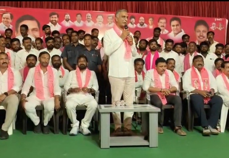 దేవుళ్ళపై ఒట్టేసి మోసం చేశారు: రేవంత్ సర్కార్‌పై హరీష్ రావు ధ్వజం