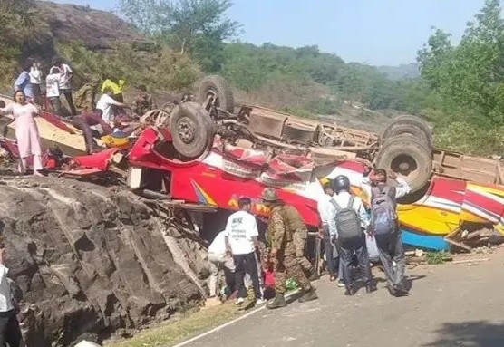 కొండపైనుంచి బస్సు బోల్తా.. 15 మంది మృతి!
