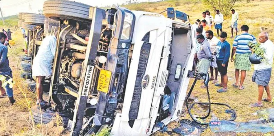 కడపలో నెయ్యి ట్యాంకర్ బోల్తా.. బకెట్లతో ఎగబడ్డ జనాలు