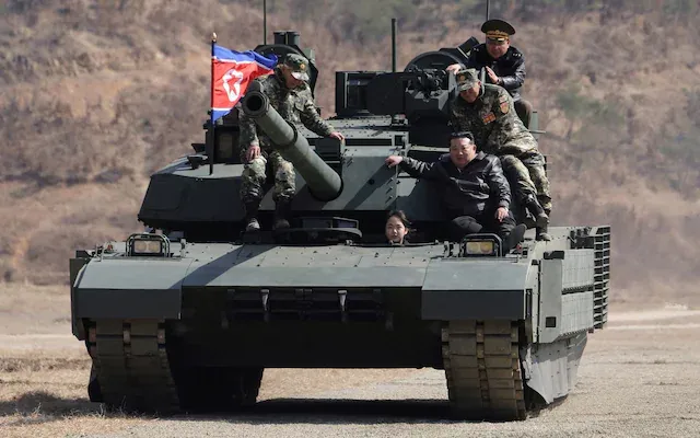 యుద్ధట్యాంకుపై కూతురితో కిమ్ ఫోటోలు వైరల్