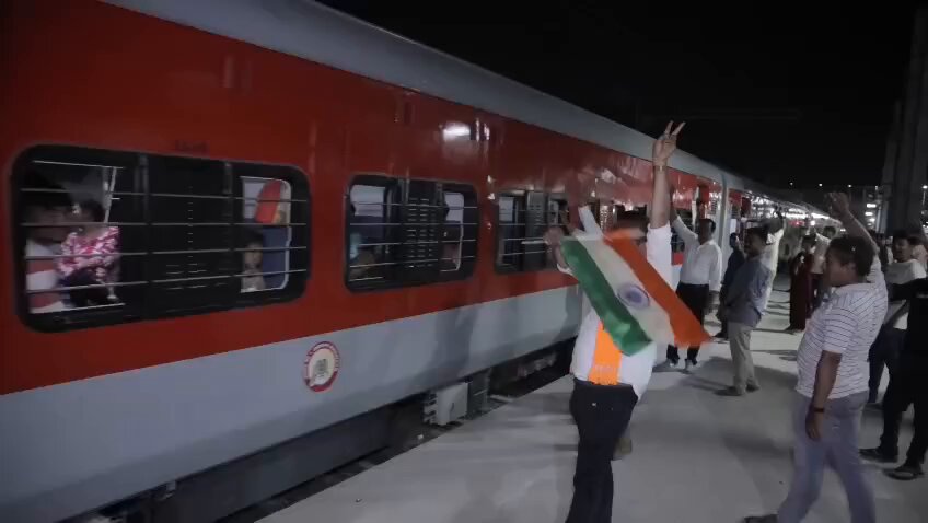 గుజరాత్ టు బెంగాల్: బీజేపీ ఎలక్షన్ స్పెషల్ ట్రైన్స్