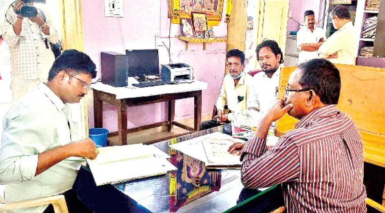 ఏపీ: టౌన్ ప్లానింగ్ కార్యాలయాలపై రెండో రోజూ ఏసీబీ దాడులు