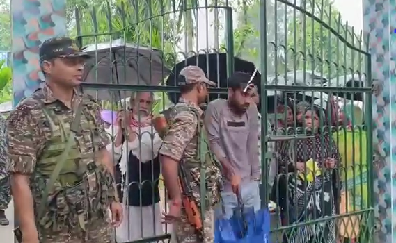 వర్షం కూడా ఓటర్ల ఉత్సాహాన్ని ఆపలేకపోయింది.