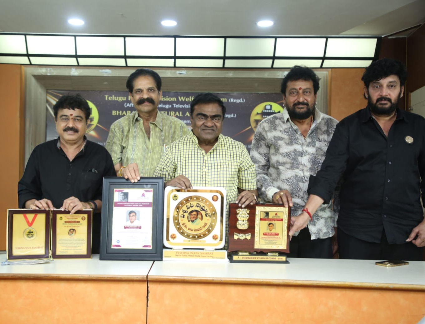 "రేలంగి అవార్డు" గెలుచుకున్న బాబు మోహన్