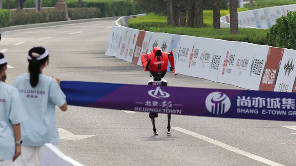 మారథాన్ లో మనుషులను ఓడించిన చైనా రోబోలు