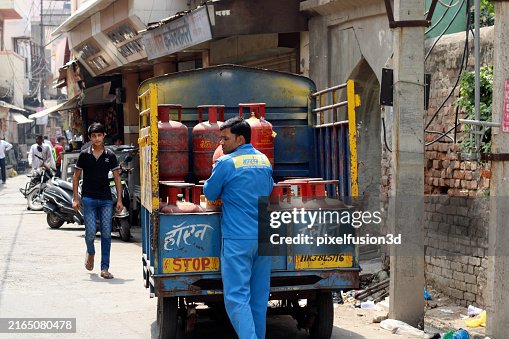ఎల్.పి.జి.ఫిల్లింగ్ కోసం..కిలోమీటర్ల మేర క్యూలో ఆటోలు..