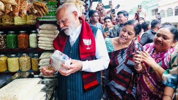 బెంగాల్ లో ప్రచారం.. మరమరాల మిక్చర్ తిన్న మోడీ