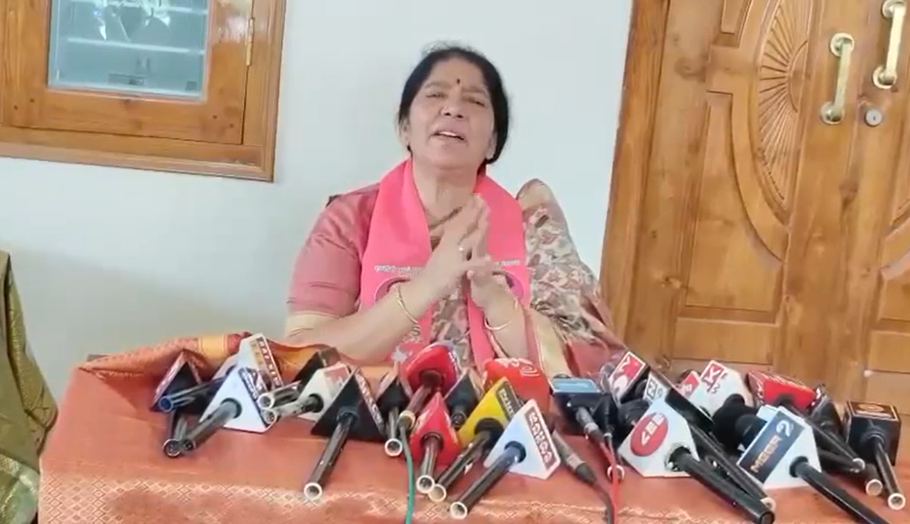 మా దగ్గర చెప్పులు లేవా : మాజీ మంత్రి సత్యవతి