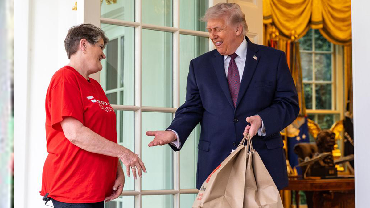 బర్గర్ ఆర్డర్ చేసిన అమెరికా అధ్యక్షుడు.. డెలివరీ ఇచ్చిన 'గ్రాండ్మా'కు $100 టిప్!