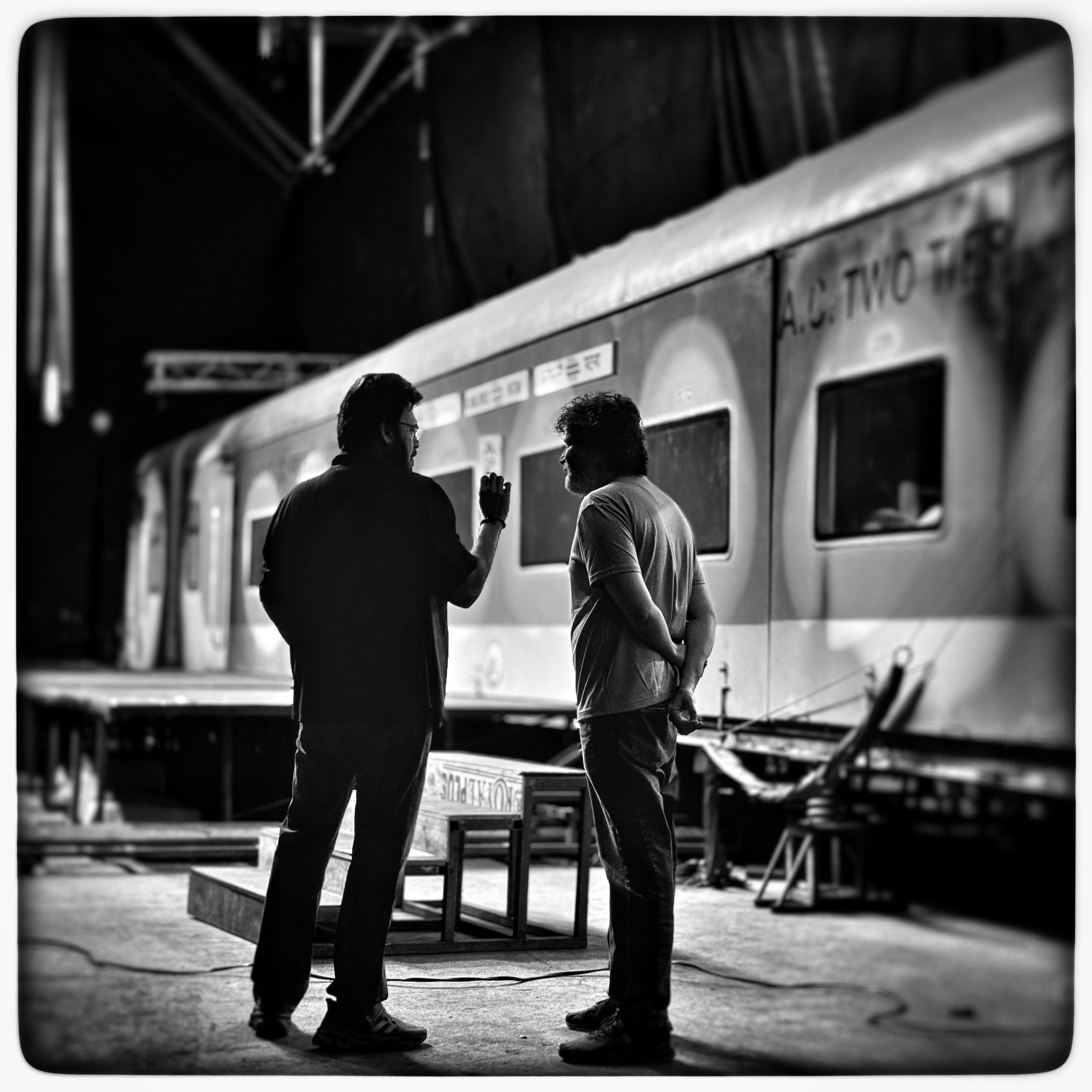 వెంకీ..త్రివిక్రమ్‌ రైల్వేస్టేషన్‌కి ఎందుకెళ్ళారబ్బా?